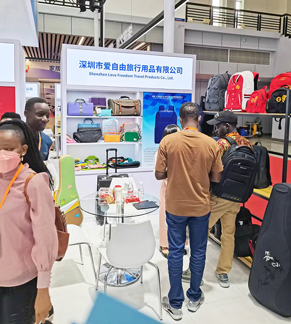 愛(ài)自由箱包參展亮相2023中東歐博覽會(huì)